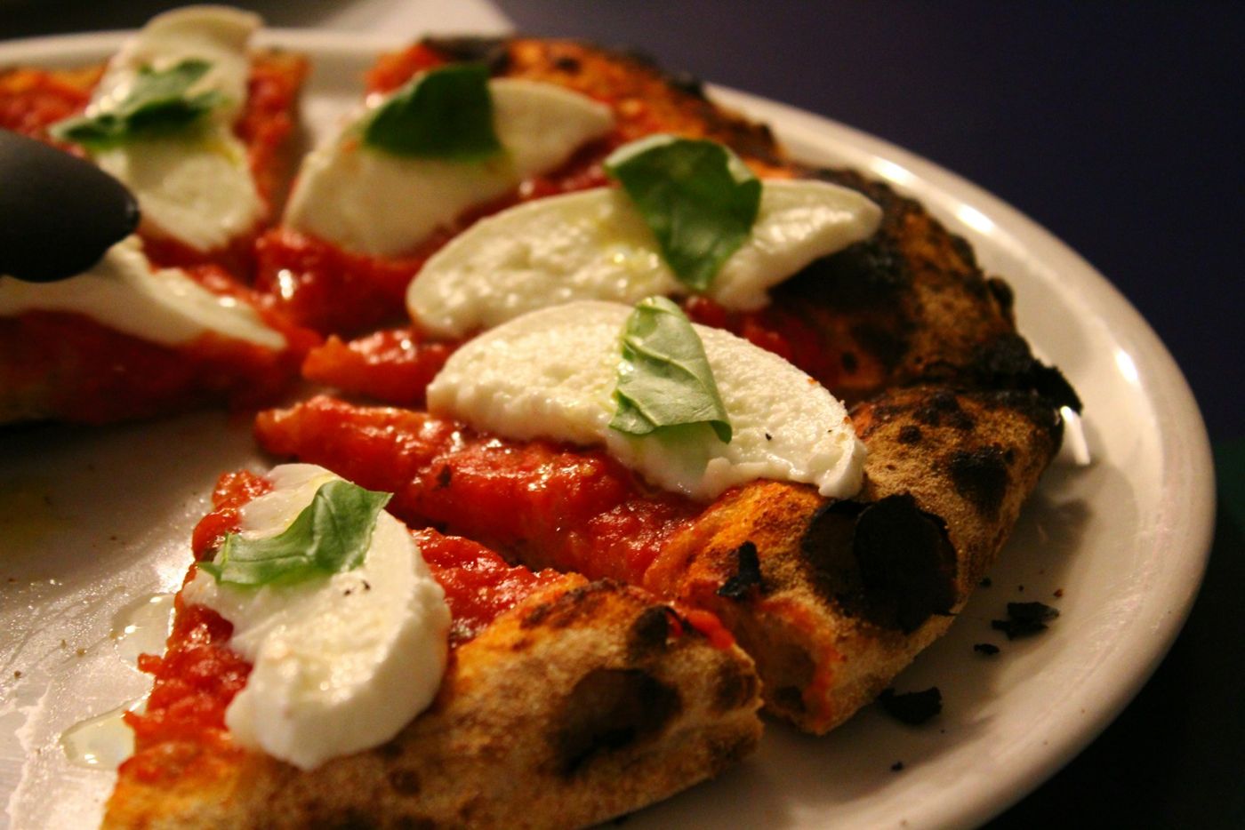 Pizza con mozzarella e basilico